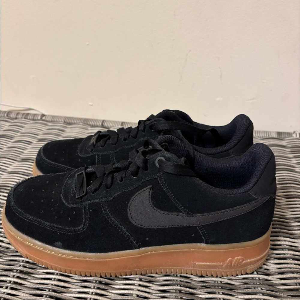 Nike women’s retro black suede sneakers new